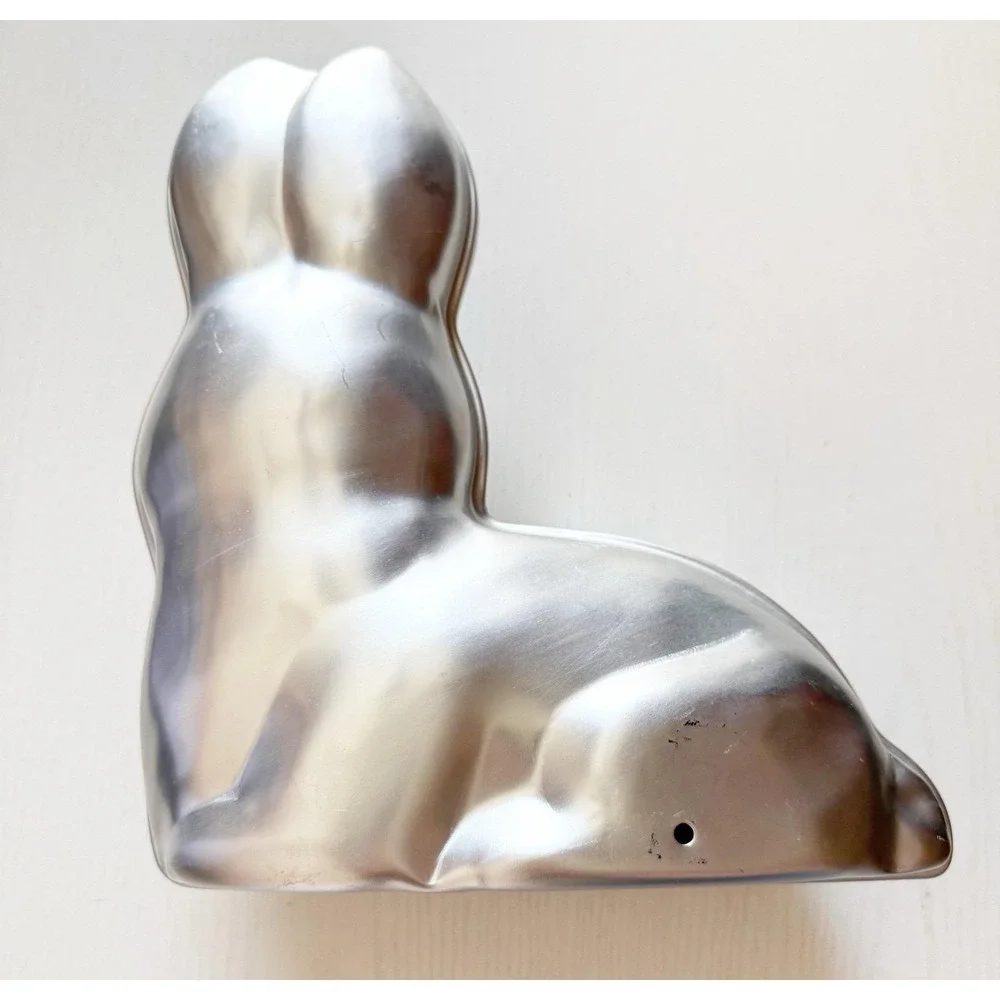 Wilton Vintage 1974 Easter Bunny Rabbit Aluminum Cake Pan - Picture 3 of 8